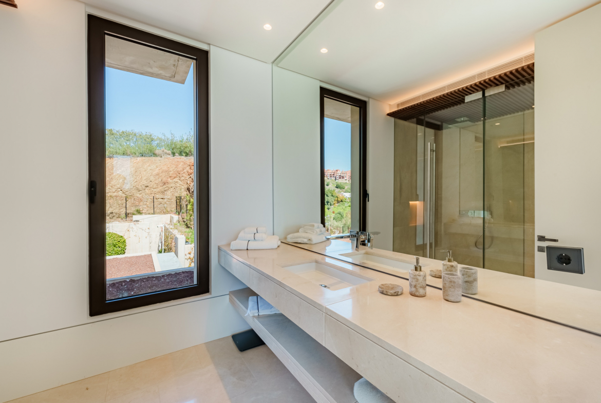 Contemporary Masterpiece with Panoramic Views in La Quinta