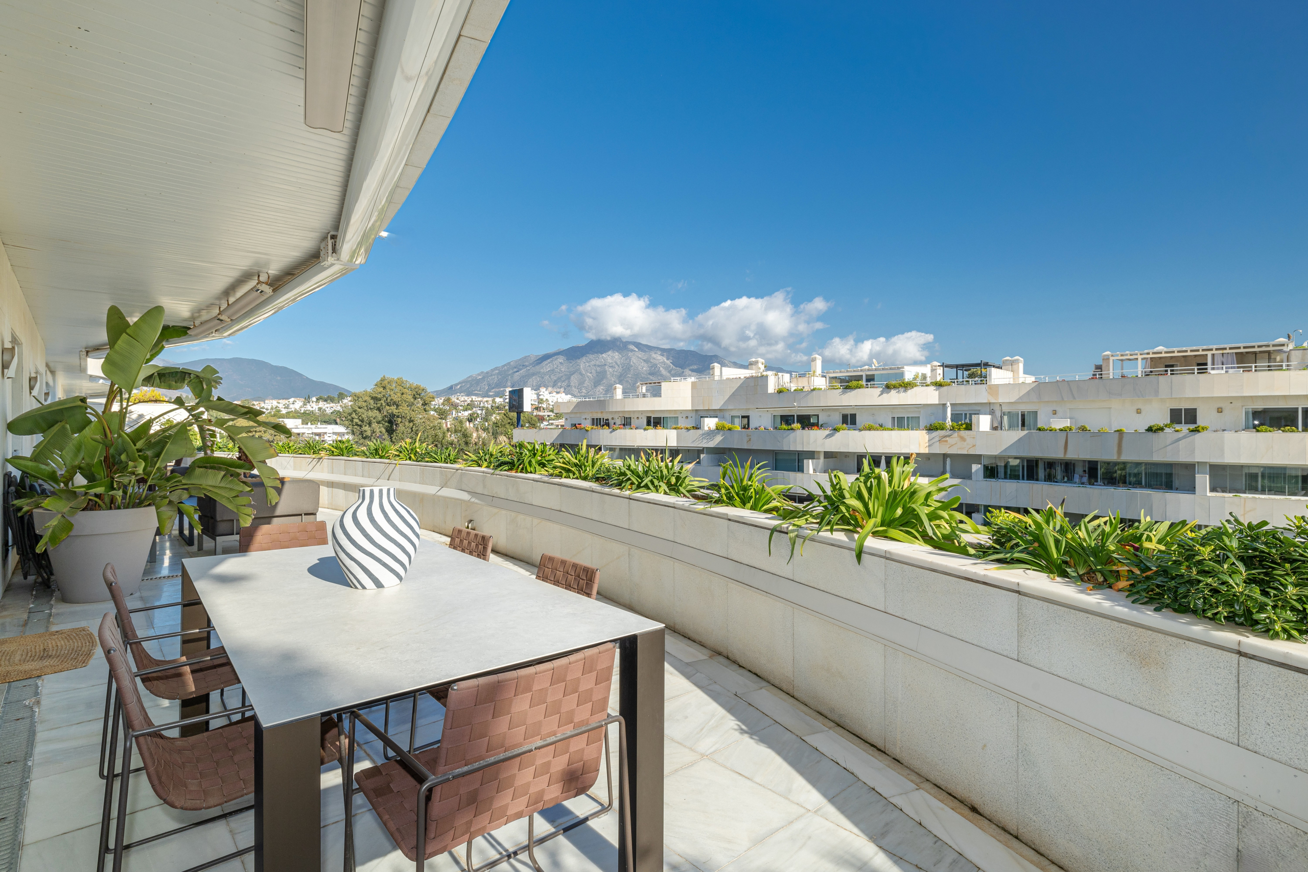 ml-392089-8 Luxury Duplex Penthouse with Sea Views Near Puerto Banús
