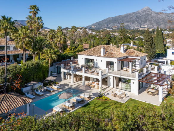 Frontline Golf Villa in La Cerquilla, Nueva Andalucía