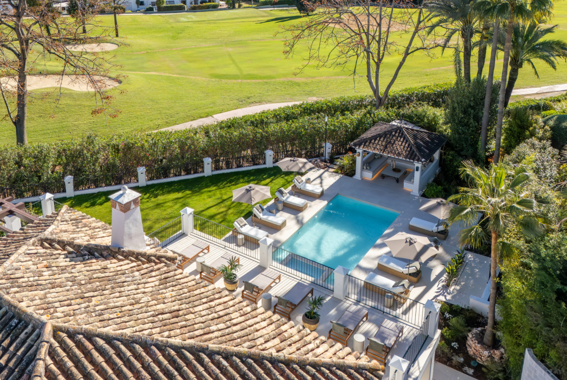 Frontline Golf Villa in La Cerquilla, Nueva Andalucía