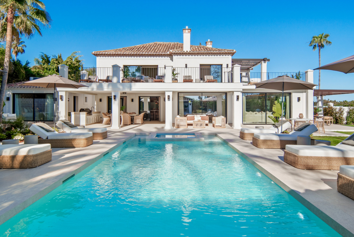 Frontline Golf Villa in La Cerquilla, Nueva Andalucía