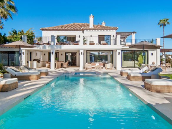Frontline Golf Villa in La Cerquilla, Nueva Andalucía