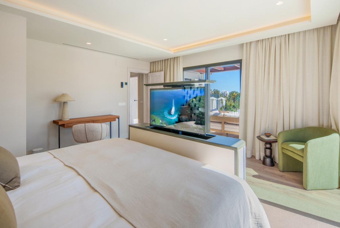 Frontline Golf Villa in La Cerquilla, Nueva Andalucía