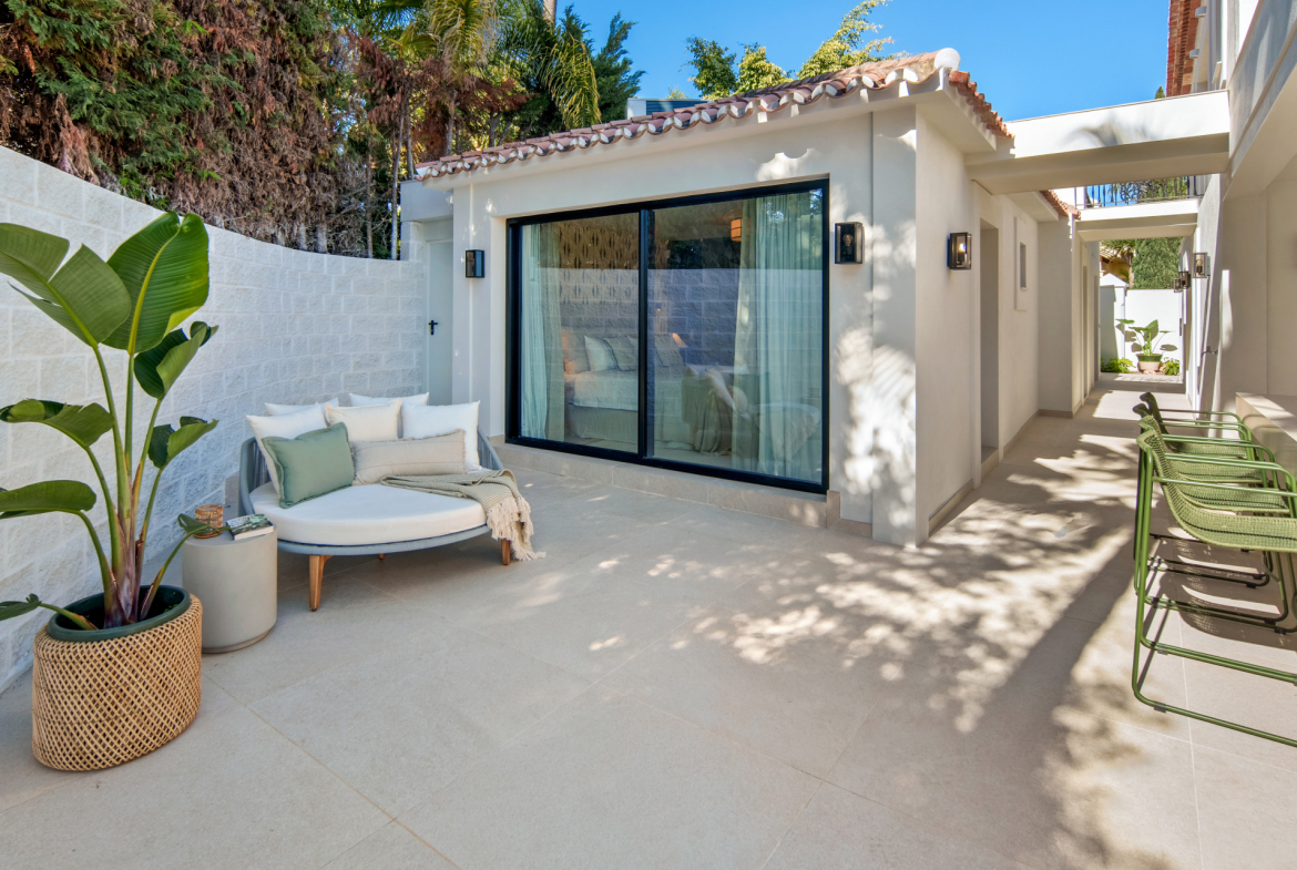 Frontline Golf Villa in La Cerquilla, Nueva Andalucía