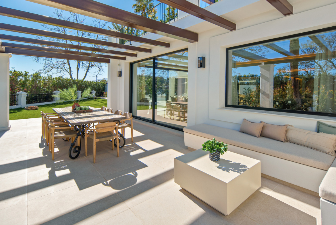 Frontline Golf Villa in La Cerquilla, Nueva Andalucía