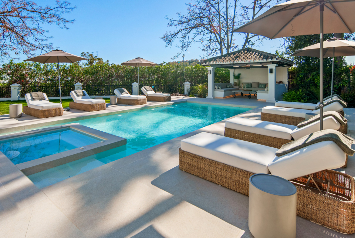 Frontline Golf Villa in La Cerquilla, Nueva Andalucía