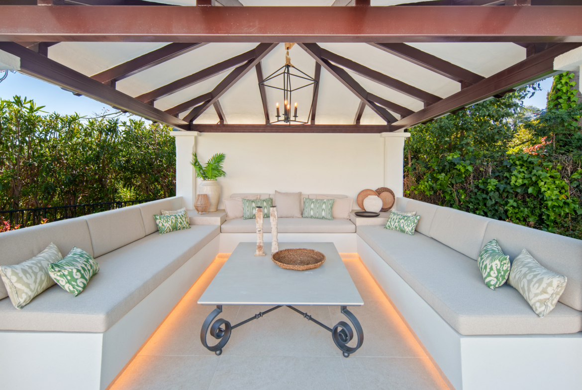 Frontline Golf Villa in La Cerquilla, Nueva Andalucía
