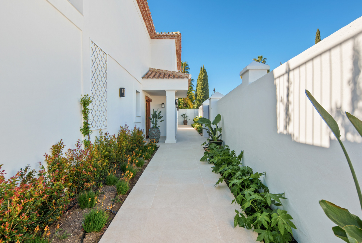 Frontline Golf Villa in La Cerquilla, Nueva Andalucía