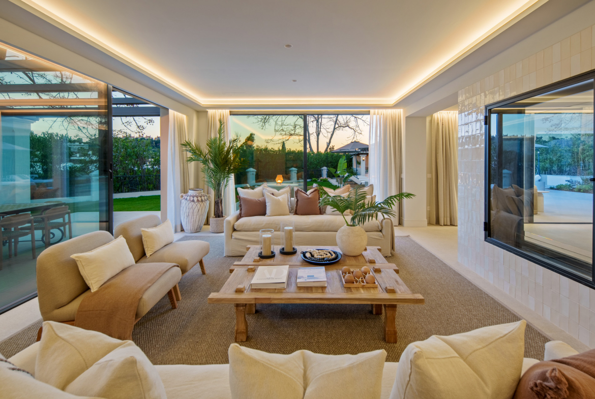 Frontline Golf Villa in La Cerquilla, Nueva Andalucía