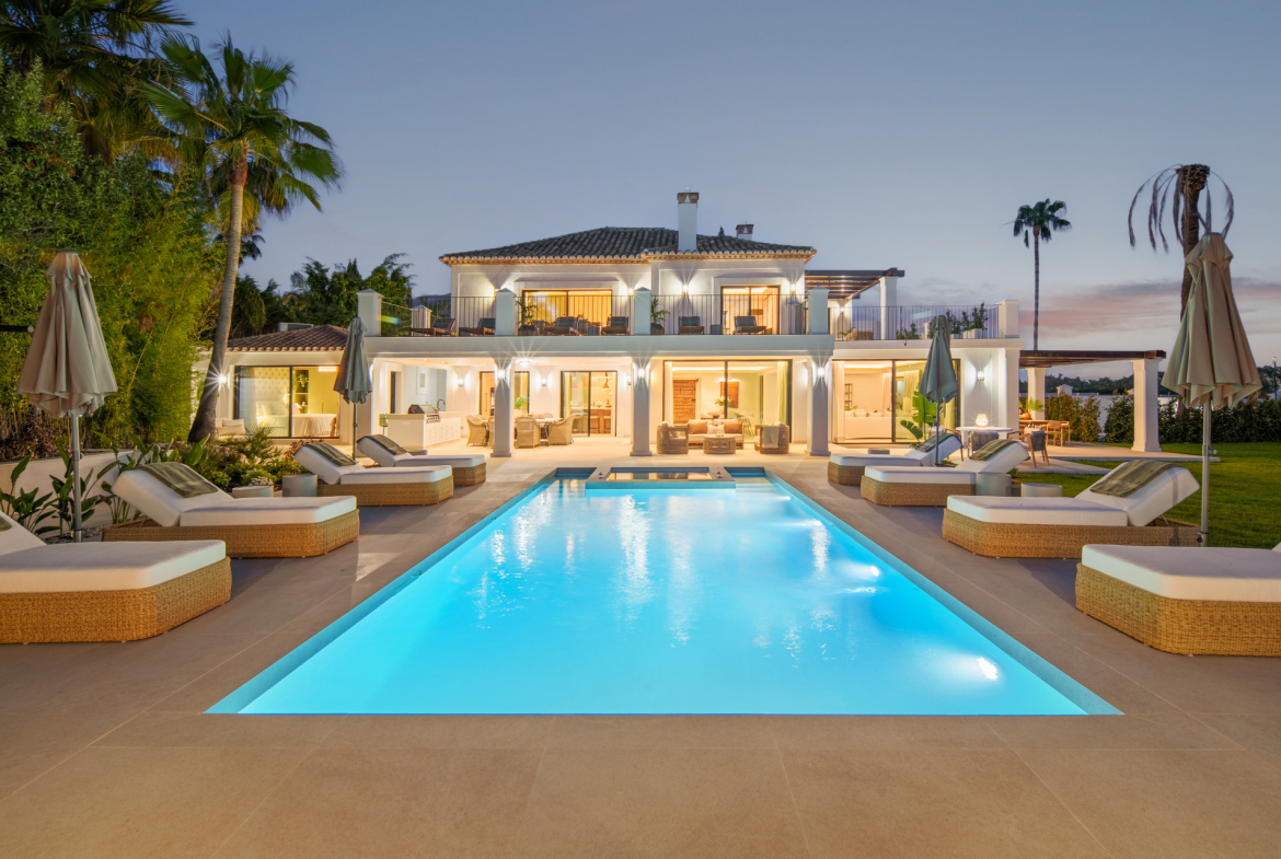 Frontline Golf Villa in La Cerquilla, Nueva Andalucía
