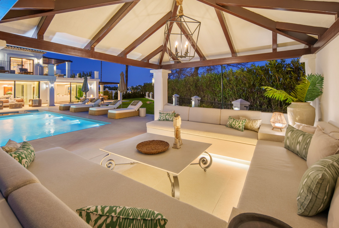 Frontline Golf Villa in La Cerquilla, Nueva Andalucía