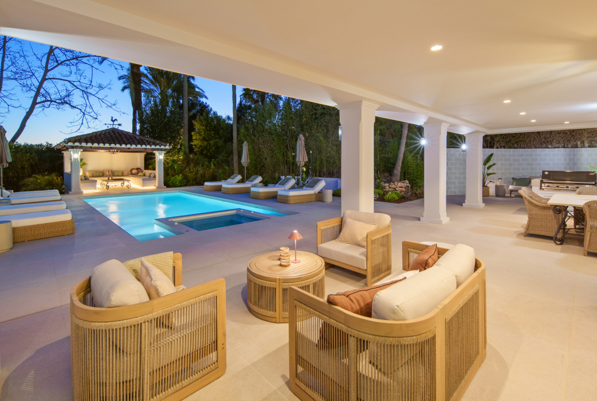 Frontline Golf Villa in La Cerquilla, Nueva Andalucía