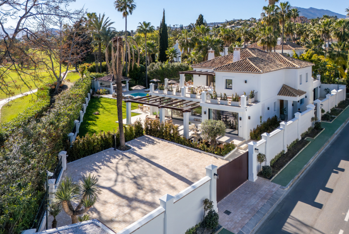 Frontline Golf Villa in La Cerquilla, Nueva Andalucía