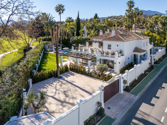 Frontline Golf Villa in La Cerquilla, Nueva Andalucía