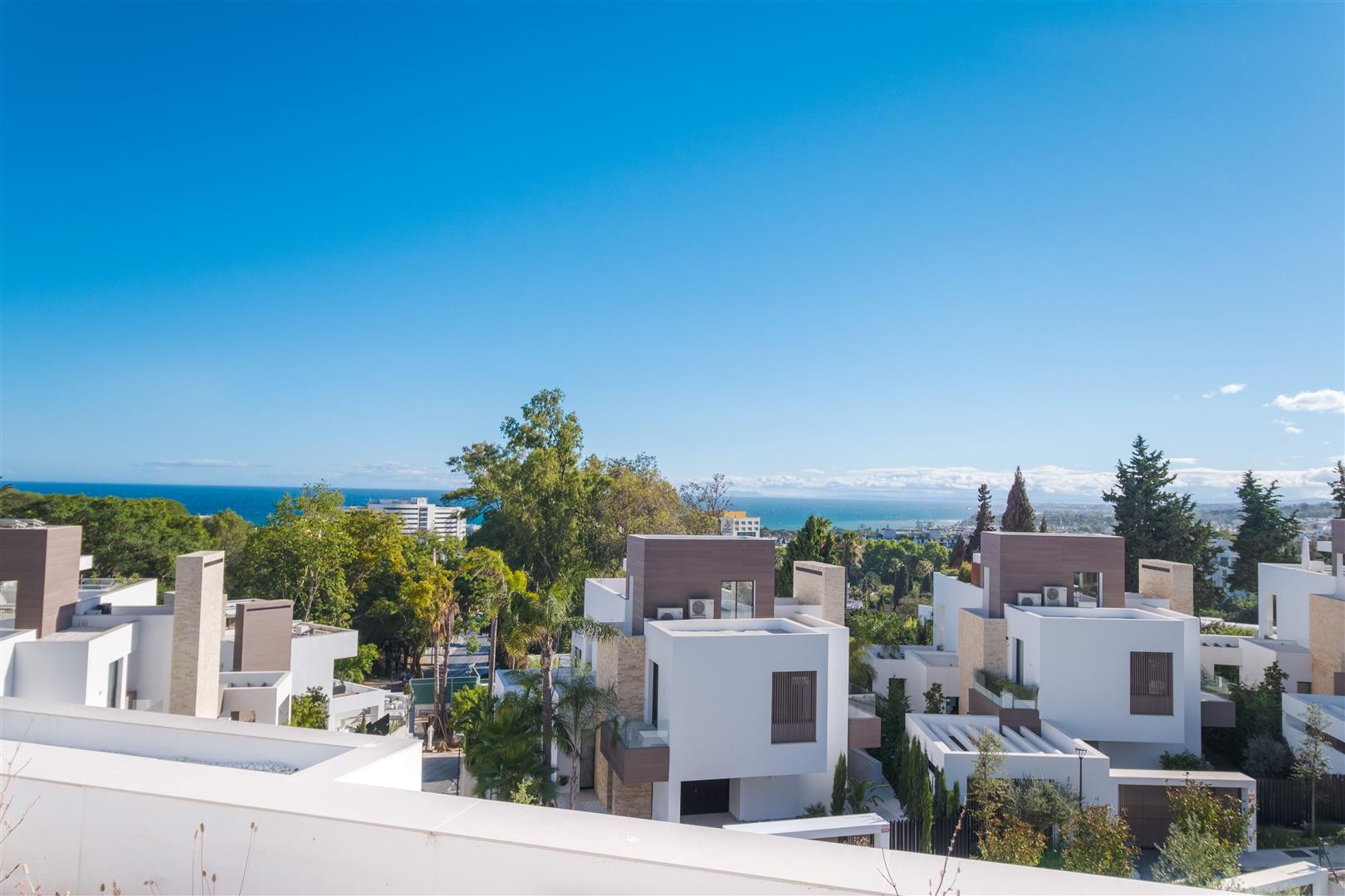 luxo-estate-1 Puerto Banus Marbella villa 4 Bedrooms