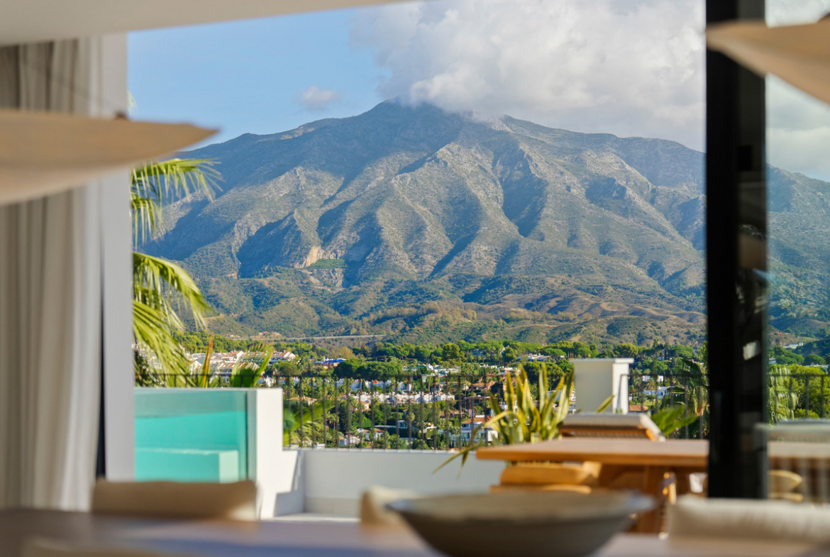 Nueva Andalucia Marbella villa 6 Bedrooms