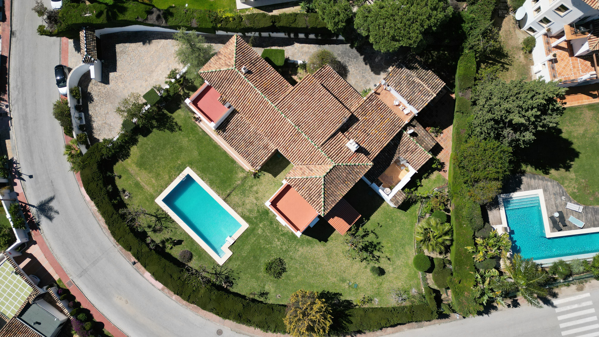 luxo-estate-1 Nueva Andalucia Marbella villa 6 Bedrooms