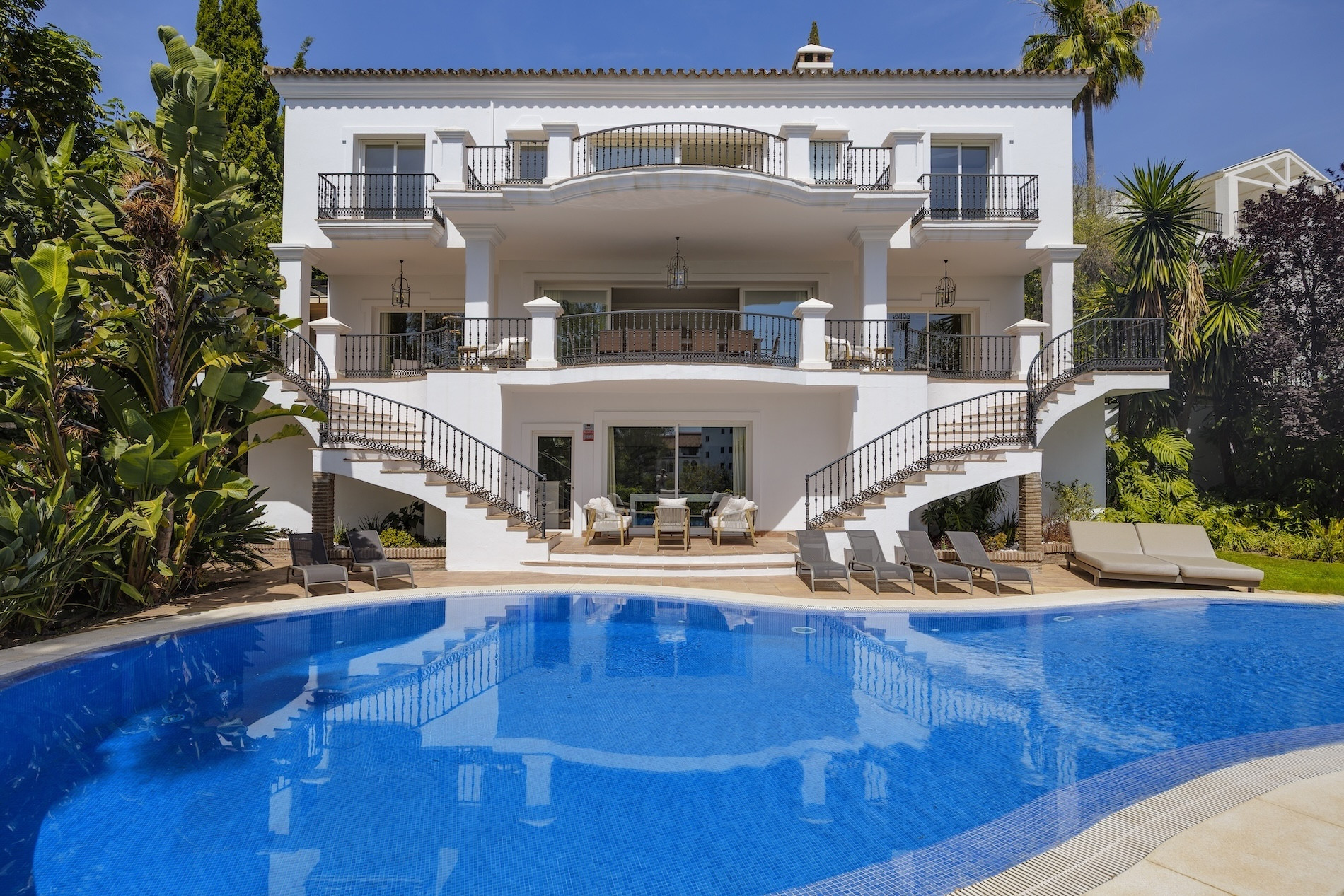 luxo-estate-1 La Quinta Benahavis villa 8 Bedrooms