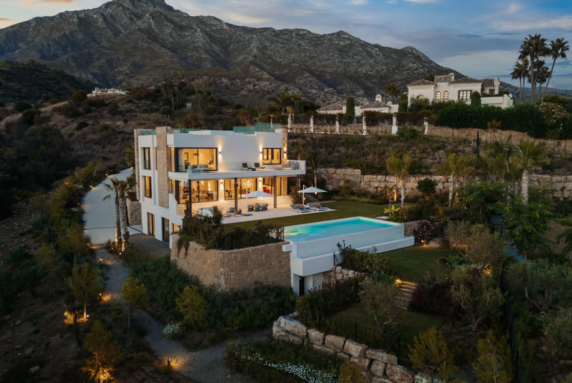 Luxury Villa for Sale in Marbella Hill Club | Golden Mile