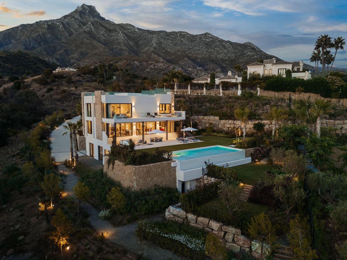 luxo-estate-1 Luxury Villa for Sale in Marbella Hill Club | Golden Mile
