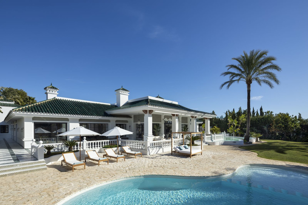 luxo-estate-1 Nueva Andalucia Marbella villa 12 Bedrooms