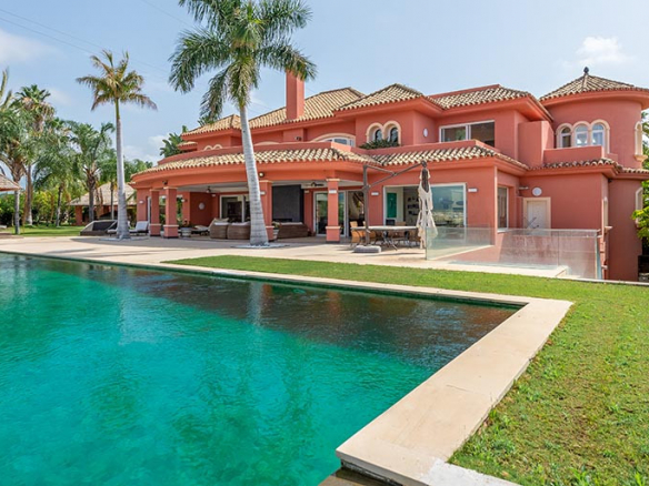 Estepona villa 8 Bedrooms
