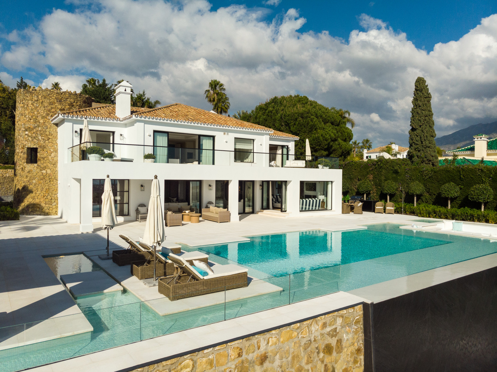 luxo-estate-1 Nueva Andalucia Marbella villa 5 Bedrooms