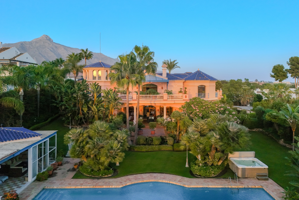 Nueva Andalucia Marbella villa 6 Bedrooms