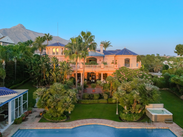 Nueva Andalucia Marbella villa 6 Bedrooms