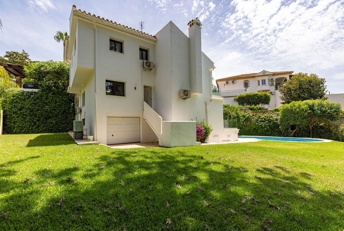 Las Chapas Marbella villa 4 Bedrooms