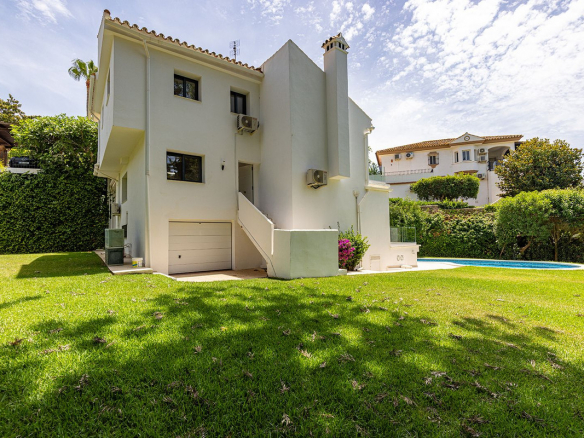 Las Chapas Marbella villa 4 Bedrooms