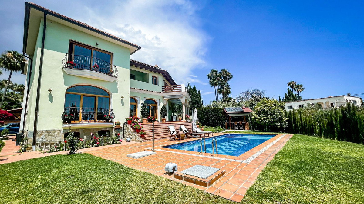 luxo-estate-1 El Rosario Marbella villa 6 Bedrooms