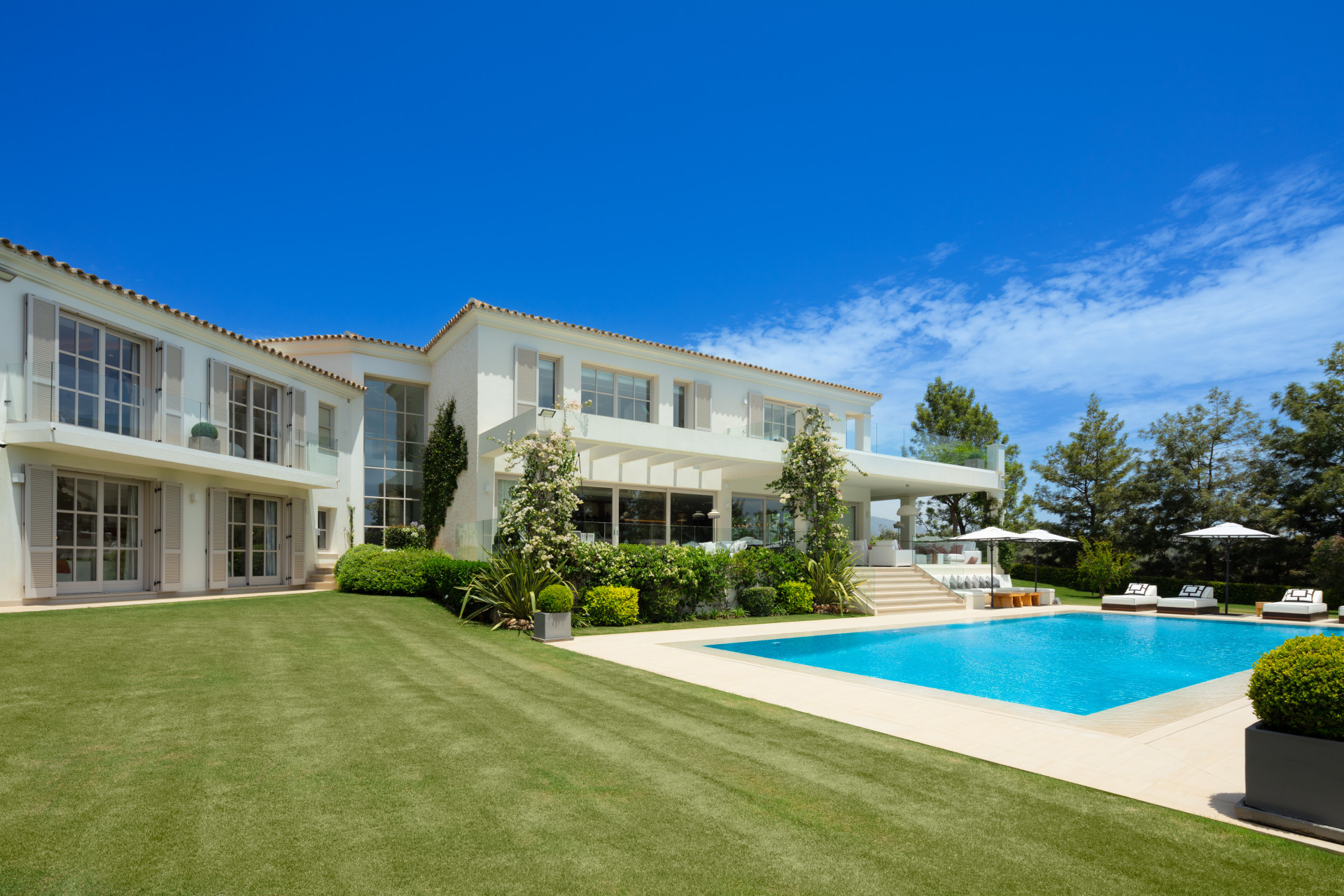 luxo-estate-1 Nueva Andalucia Marbella villa 6 Bedrooms