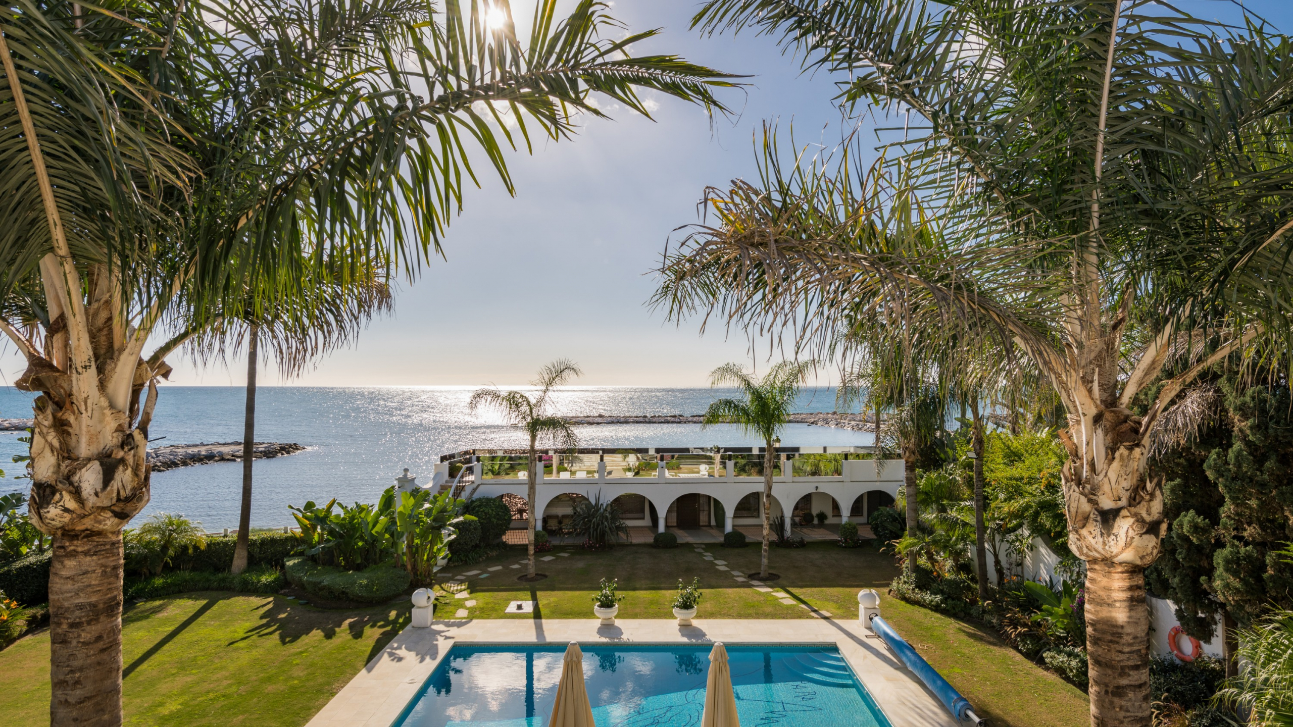 luxo-estate-1 Beachfront Mansion for Sale in Puerto Banús | Marbella