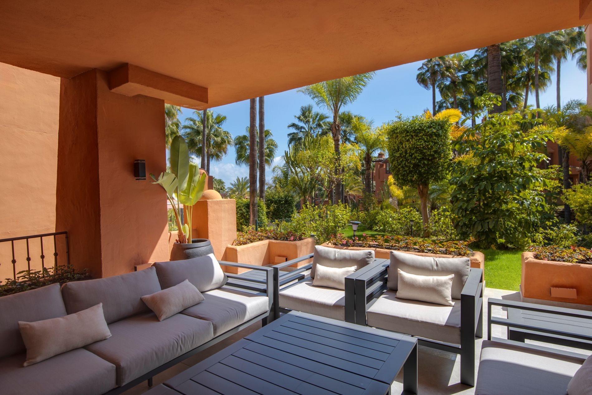 luxo-estate-10 Puerto Banus Marbella apartment 3 Bedrooms