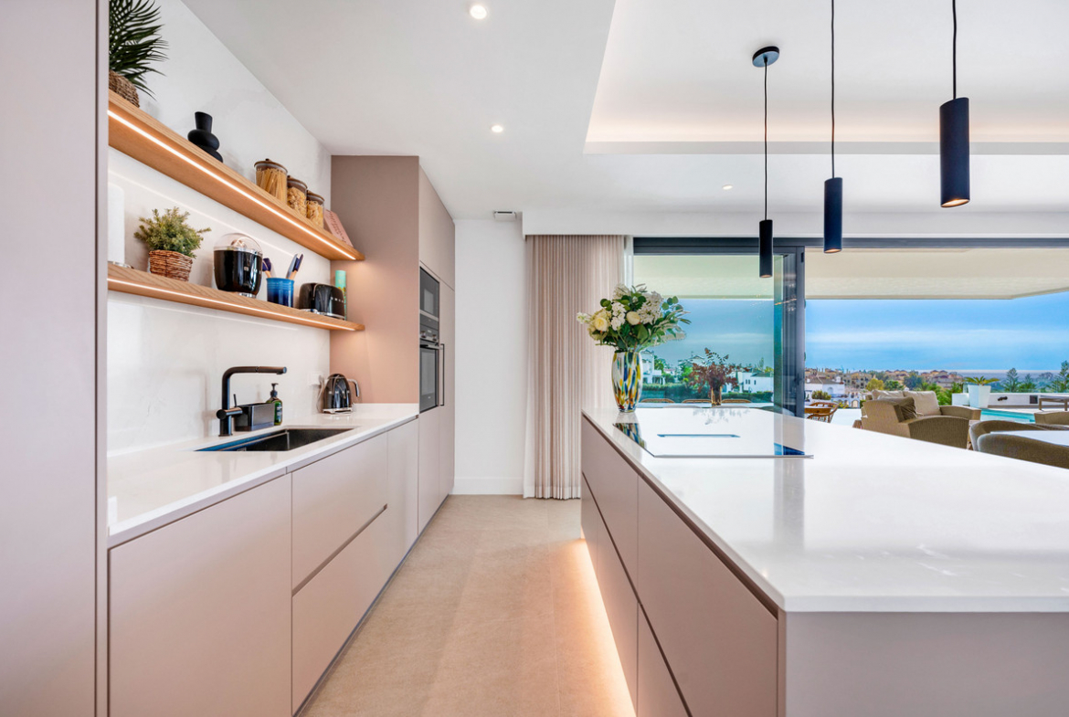 New Golden Mile Estepona villa 6 Bedrooms