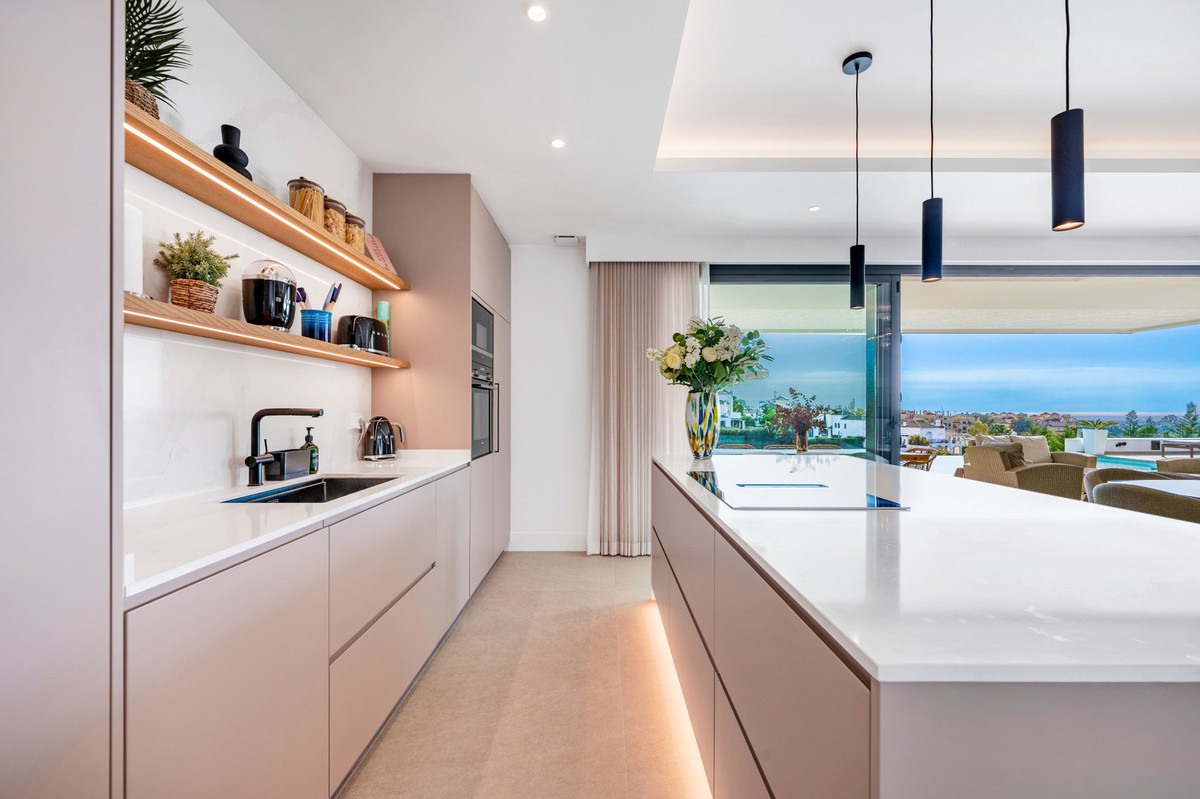 New Golden Mile Estepona villa 6 Bedrooms