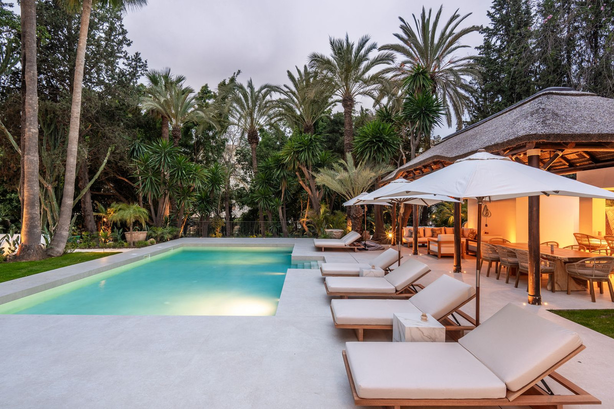 luxo-estate-10 Nueva Andalucia Marbella villa 5 Bedrooms