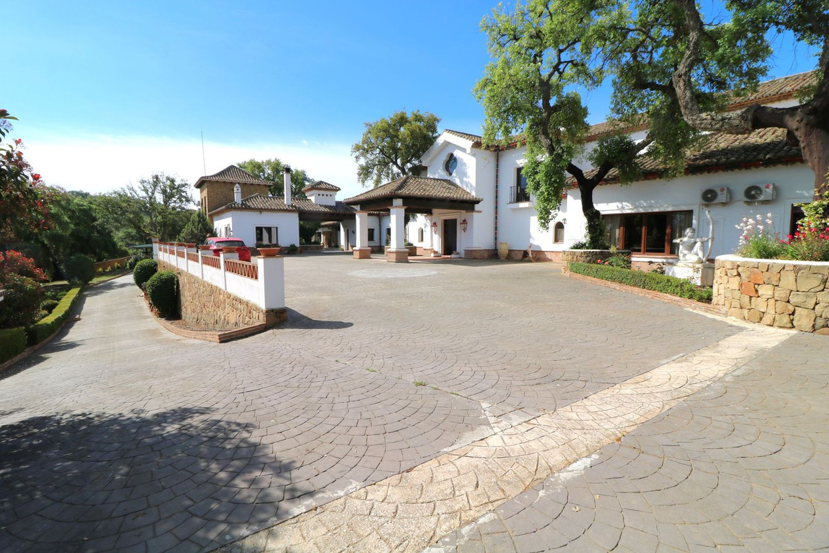 luxo-estate-10 La Mairena Marbella country-house 7 Bedrooms