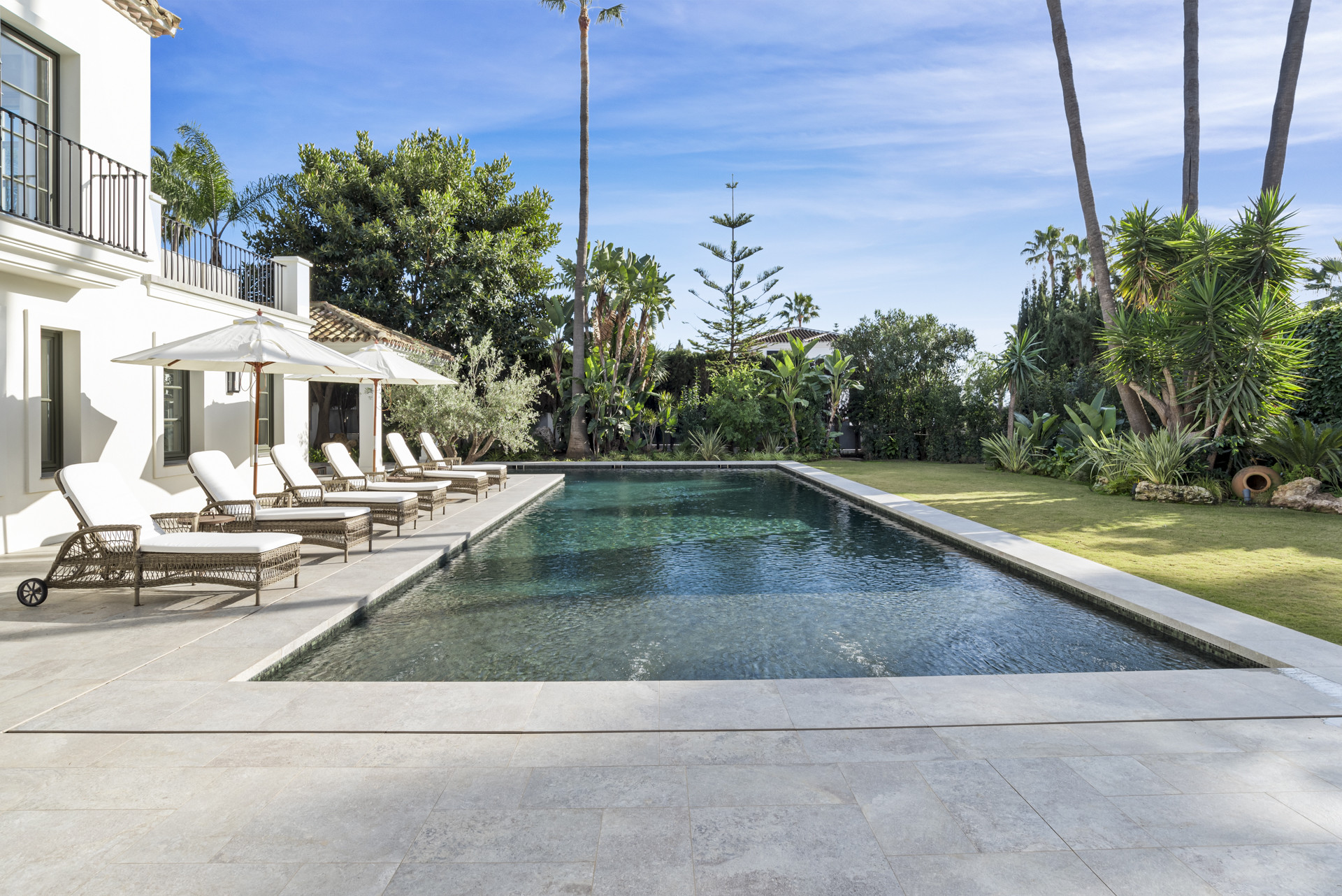 luxo-estate-10 Nueva Andalucia Marbella villa 5 Bedrooms