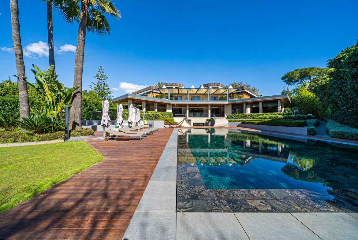Luxury Frontline Golf Villa in Guadalmina Baja