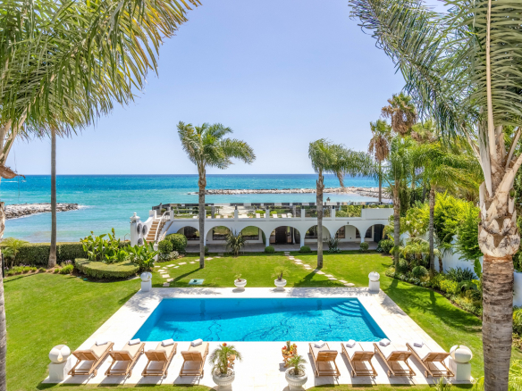 Beachfront Mansion for Sale in Puerto Banús | Marbella