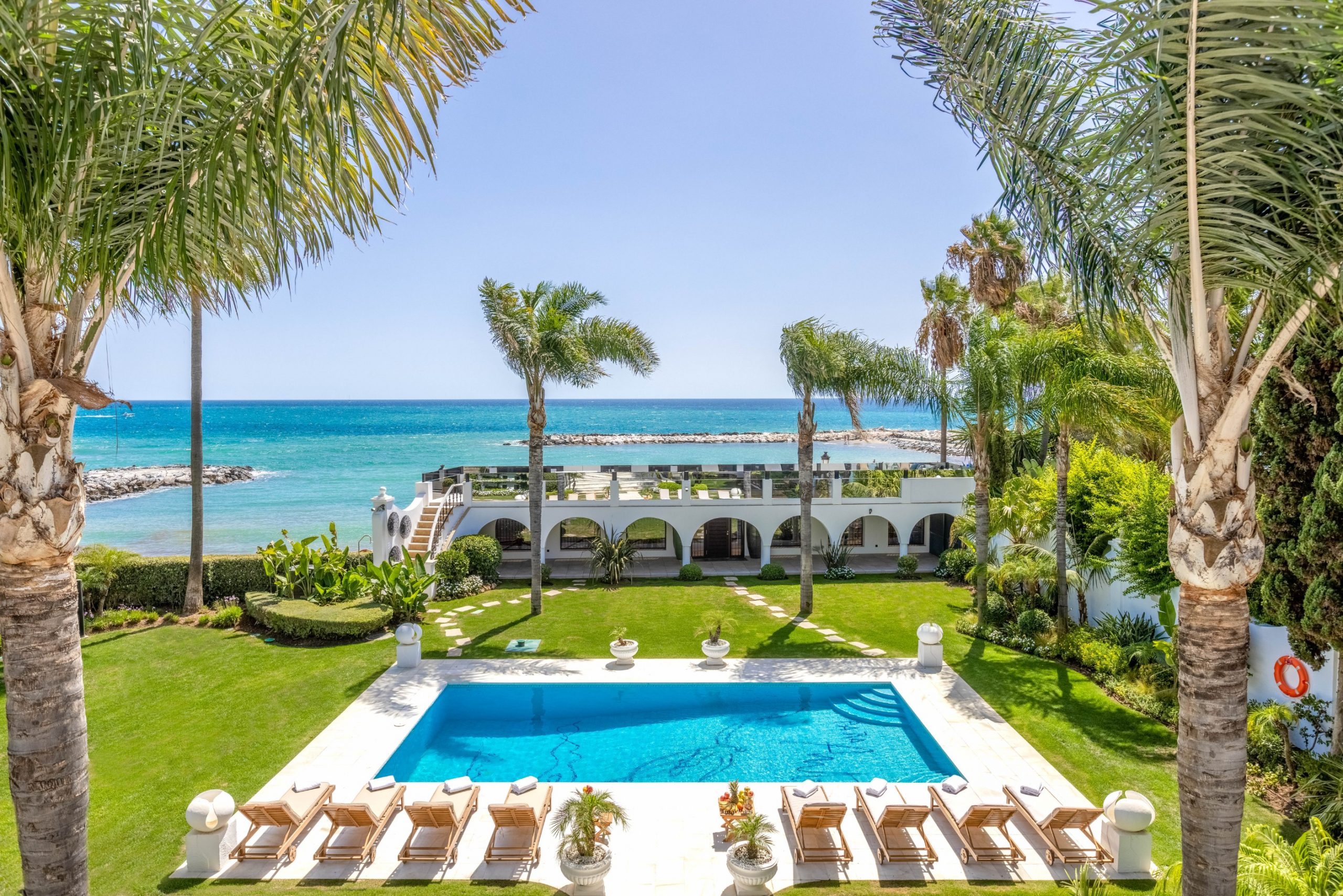 luxo-estate-10 Beachfront Mansion for Sale in Puerto Banús | Marbella