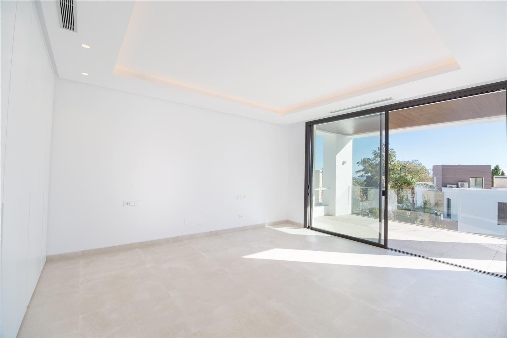 luxo-estate-11 Puerto Banus Marbella villa 4 Bedrooms