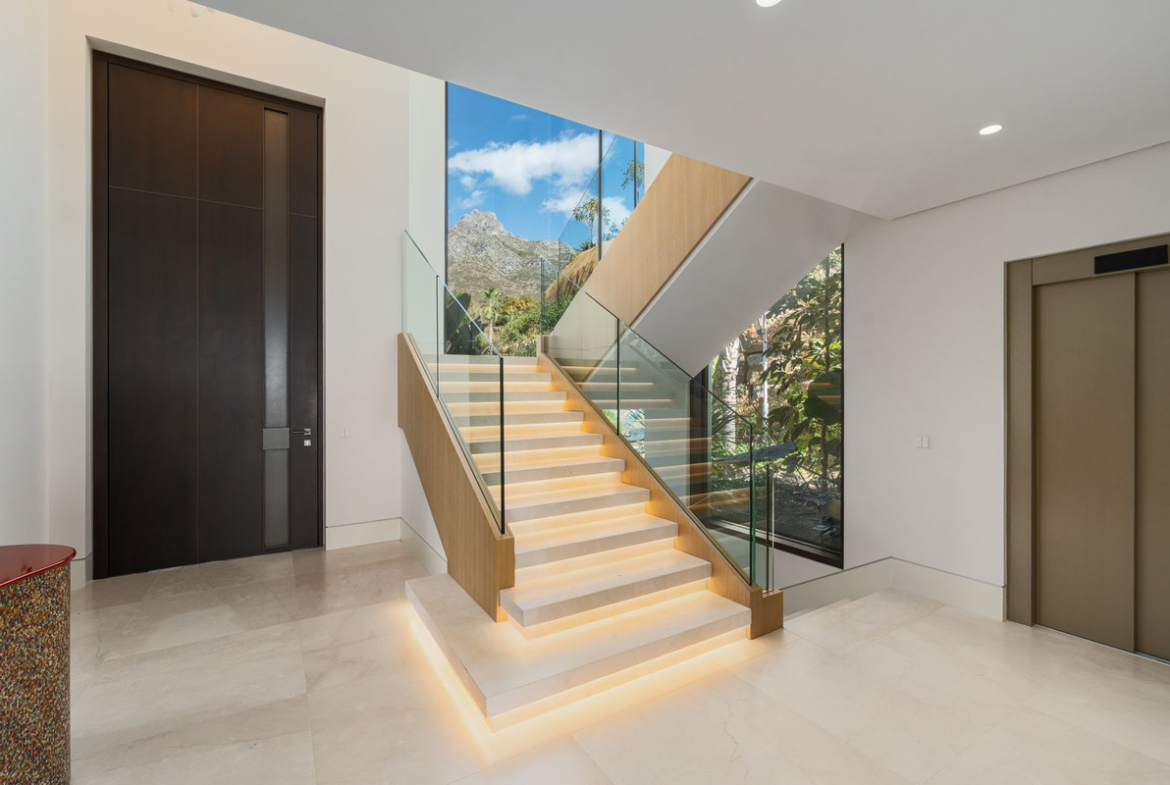 Luxury Villa for Sale in Marbella Hill Club | Golden Mile