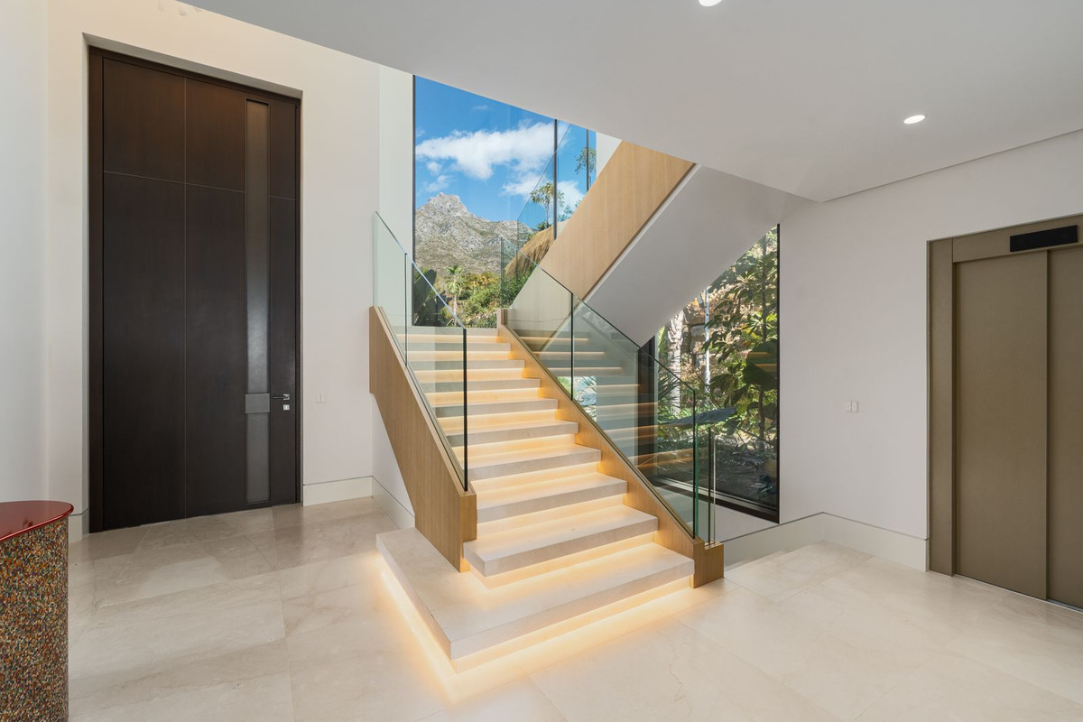 luxo-estate-11 Luxury Villa for Sale in Marbella Hill Club | Golden Mile