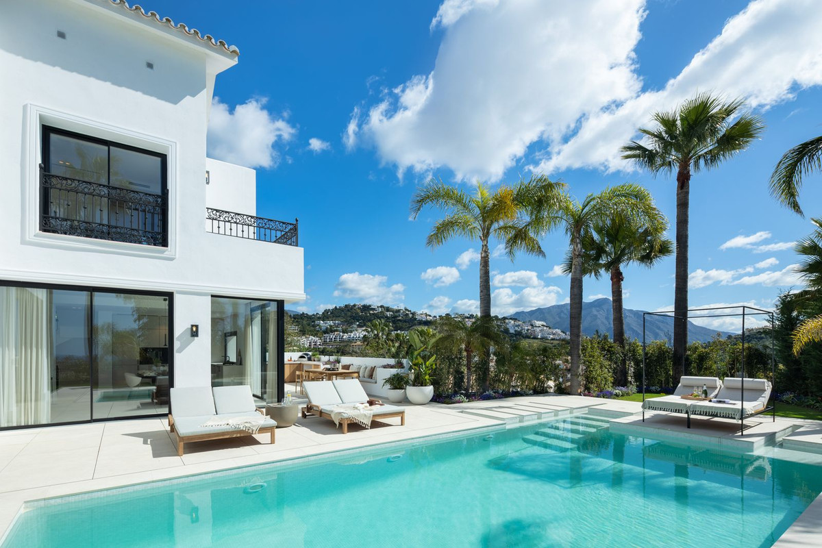 luxo-estate-11 Los Arqueros Benahavis villa 5 Bedrooms