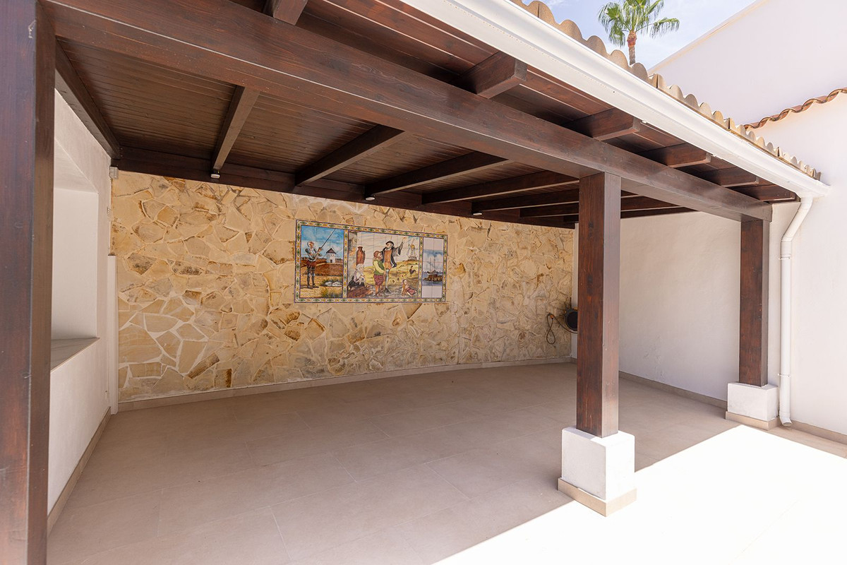 Las Chapas Marbella villa 4 Bedrooms