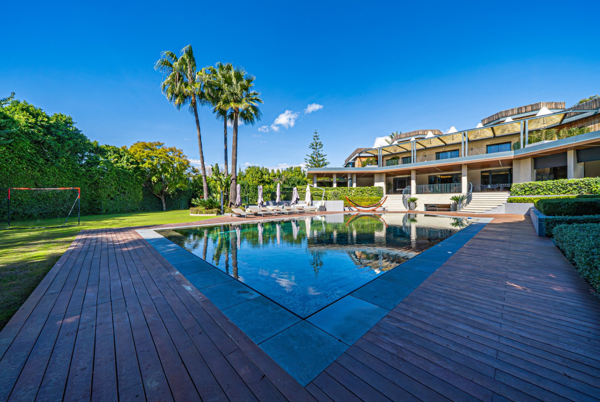 Luxury Frontline Golf Villa in Guadalmina Baja