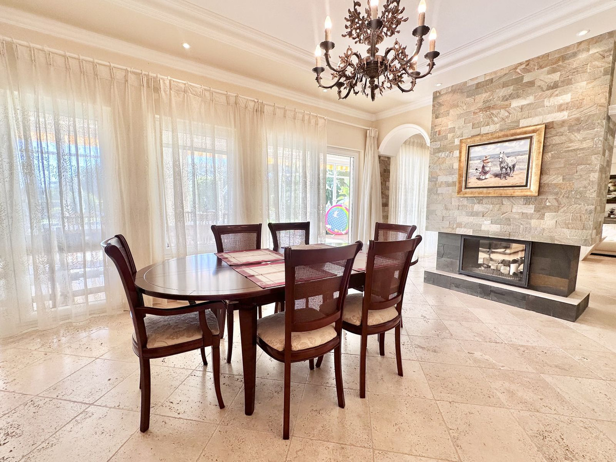 luxo-estate-11 El Rosario Marbella villa 6 Bedrooms